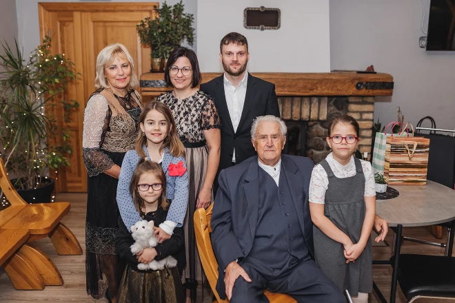 “Ģimene ir mans lielais atbalsts it visā, ko daru,” saka Laura. Attēlā kopā ar mammu, vīru, meitām un vectētiņu, kuram apritējuši 93 gadi.