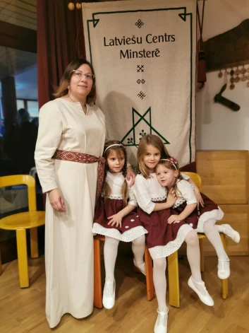 Kopā ar meitām Latviešu centrā Minsterē.