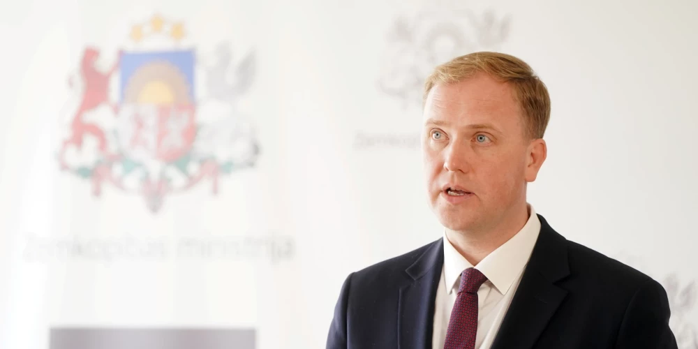 Zemkopības ministra pienākuma izpildītājs, ekonomikas ministrs Viktors Valainis piedalās preses konferencē.