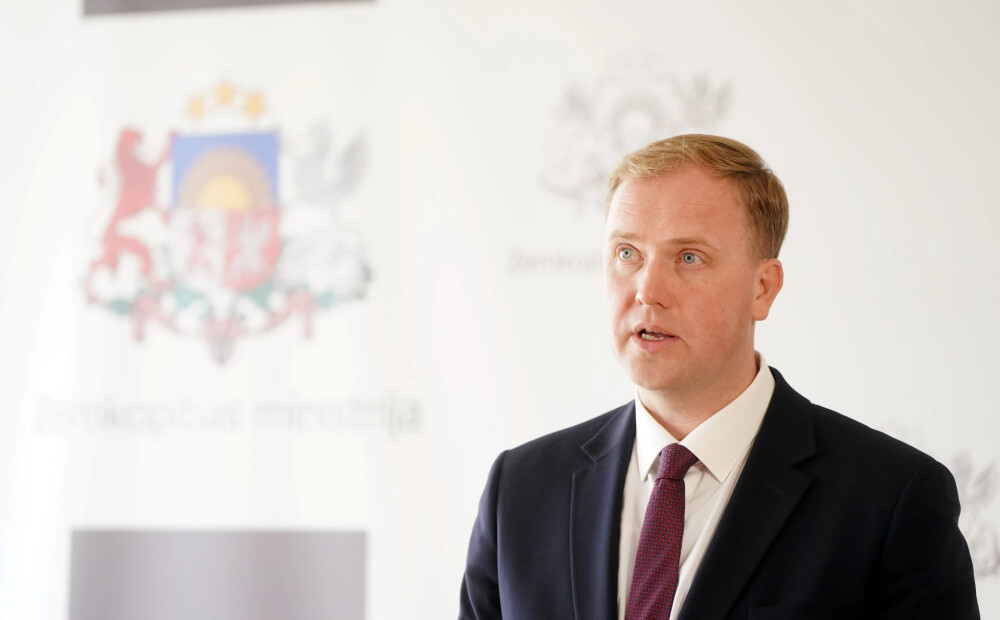Valainis atstādina no amata ZM valsts sekretāru