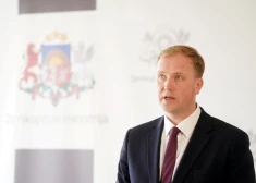 Valainis atstādina no amata ZM valsts sekretāru