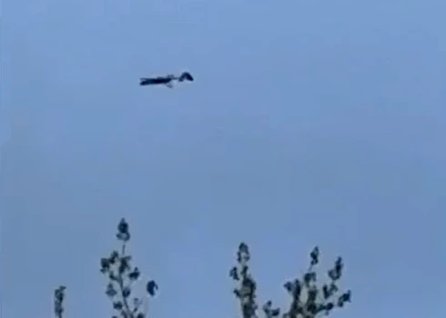 Pēdējo nedēļu laikā Latvijas gaisa telpā vairākkārt ielidojuši droni, kamēr turpinās Krievijas asiņainā invāzija Ukrainā un ukraiņi rada dronus atmaksas triecieniem pa objektiem Krievijā (ekrānuzņēmums no video)