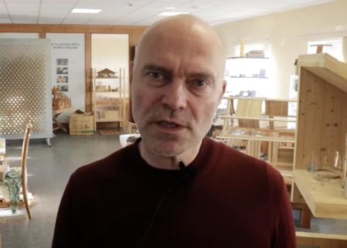 Latvijas Kokmateriālu ražotāju un tirgotāju asociācijas prezidents Jānis Apsītis norāda, ka valdības lēmums - samazināt zāģbaļķu cenas 2024. gadā, bija absolūti loģiska rīcība.