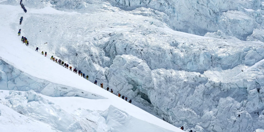 Kāpēju rinda Everestā (foto: Scanpix / Reuters)