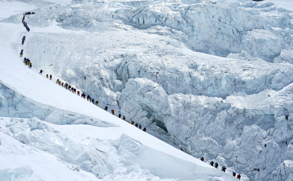 Everestā vienā dienā uzkāpis alpīnistu rekordskaits