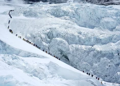 Everestā vienā dienā uzkāpis alpīnistu rekordskaits