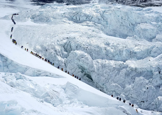 Everestā vienā dienā uzkāpis alpīnistu rekordskaits