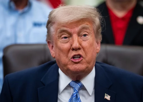 Donalds Tramps pamatoja savu lēmumu ar Polijas prezidenta Karola Navrocka "veiksmīgo ievēlēšanu".