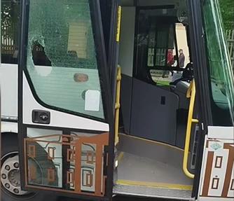 Otrdienas vakarā kāds pārmēru stipro dziru salietojies brauktgribētājs pie Krustpils pils ar alkohola pudeli izdauzīja 5. maršruta autobusa priekšējo durvju stiklu.