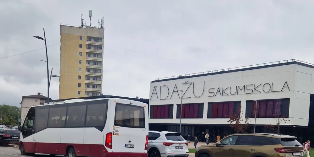 Ādažu bērnu vecāki pikti uz motorizētajiem kaimiņiem, kuru savus spēkratus noliek skolas priekšā, tādējādi traucējot pie tās piebraukt skolas autobusam.