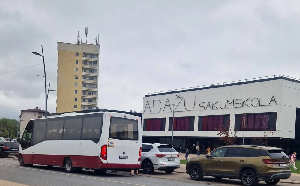 Ar šņabja pudeli sadauza autobusu, mežā noslēpj veļasmašīnu, sēž zem koka un traucē zāģeriem: kriminālā province