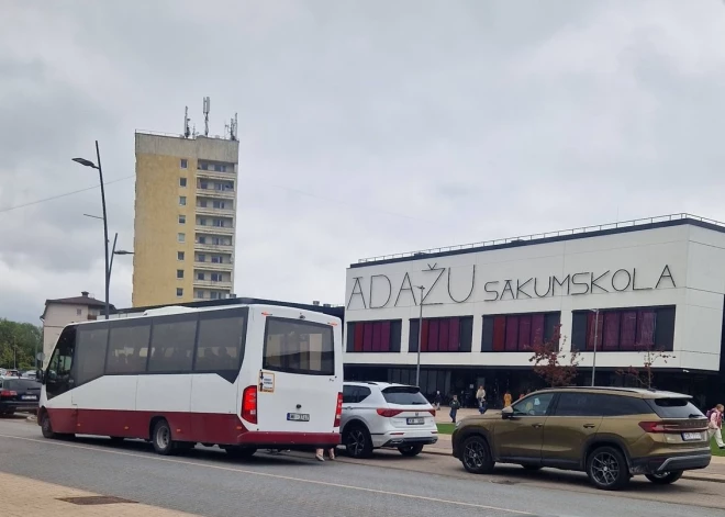 Ar šņabja pudeli sadauza autobusu, mežā noslēpj veļasmašīnu, sēž zem koka un traucē zāģeriem: kriminālā province