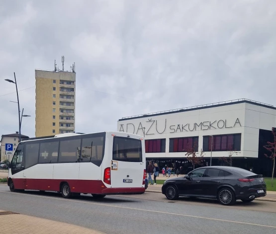 Ādažu bērnu vecāki sašutuši par motorizētiem kaimiņiem, kuri bērniem aizšķērso ceļu uz skolas autobusu.