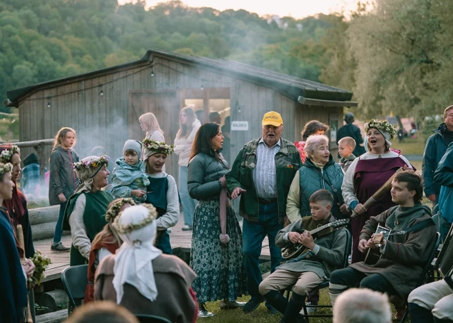 Dejas basām kājām Gaujas smiltīs, īpašā zupa un UNESCO mantojums: Sigulda aicina uz romantisko "Plostnieku nakti"