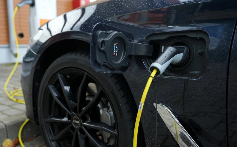 Vai e-auto tirgotāji krāpjas? Pircēji pamana dīvainu cenu kāpumu uzreiz pēc valsts atbalsta izsludināšanas