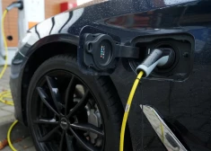 Vai e-auto tirgotāji krāpjas? Pircēji pamana dīvainu cenu kāpumu uzreiz pēc valsts atbalsta izsludināšanas