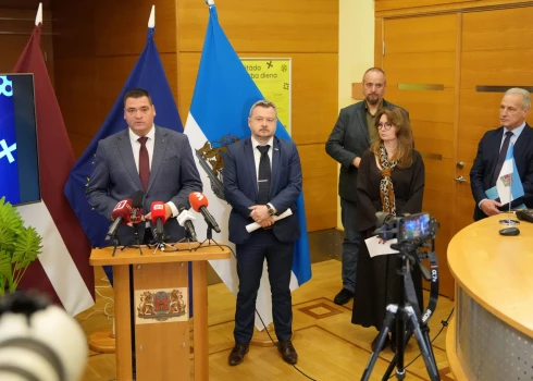 Заместитель председателя Рижской думы Эдвард Ратниекс, глава комитета Рижской думы по вопросам безопасности, порядка и предотвращения коррупции Гирт Лапиньш, исполняющий обязанности руководителя управления гражданской защиты и оперативной информации Рижской думы Петерис Грубе, председатель правления кризисно-консультационного центра Skalbes Анда Швинка и директор департамента образования, культуры и спорта Рижской думы Ивар Баламовскис.