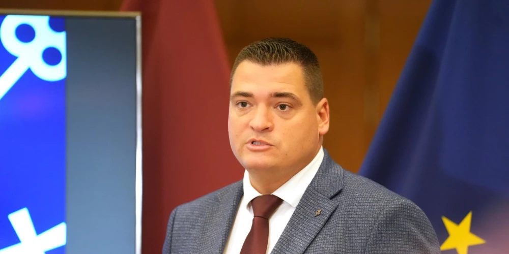 Rīgas domes priekšsēdētāja vietnieks Edvards Ratnieks piedalās preses konferencē, kurā iepazīstina ar pašvaldības sagatavotajiem rīcības algoritmiem iedzīvotāju drošībai dronu apdraudējuma gadījumā.