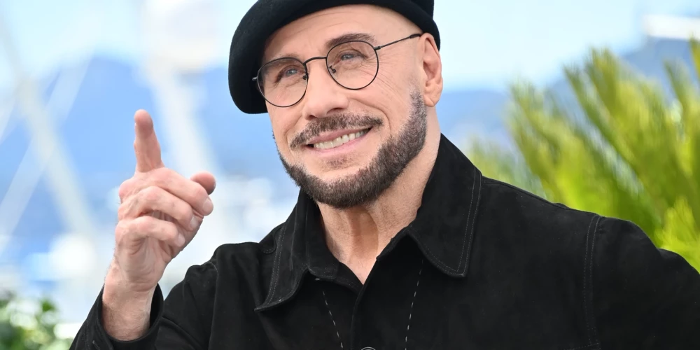 Džons Travolta 2026. gada Kannu kinofestivālā.