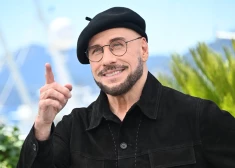 Džons Travolta izskaidro savu neparasto beretīšu stilu pēc tam, kad viņa parādīšanās Kannās piesaista lielu uzmanību