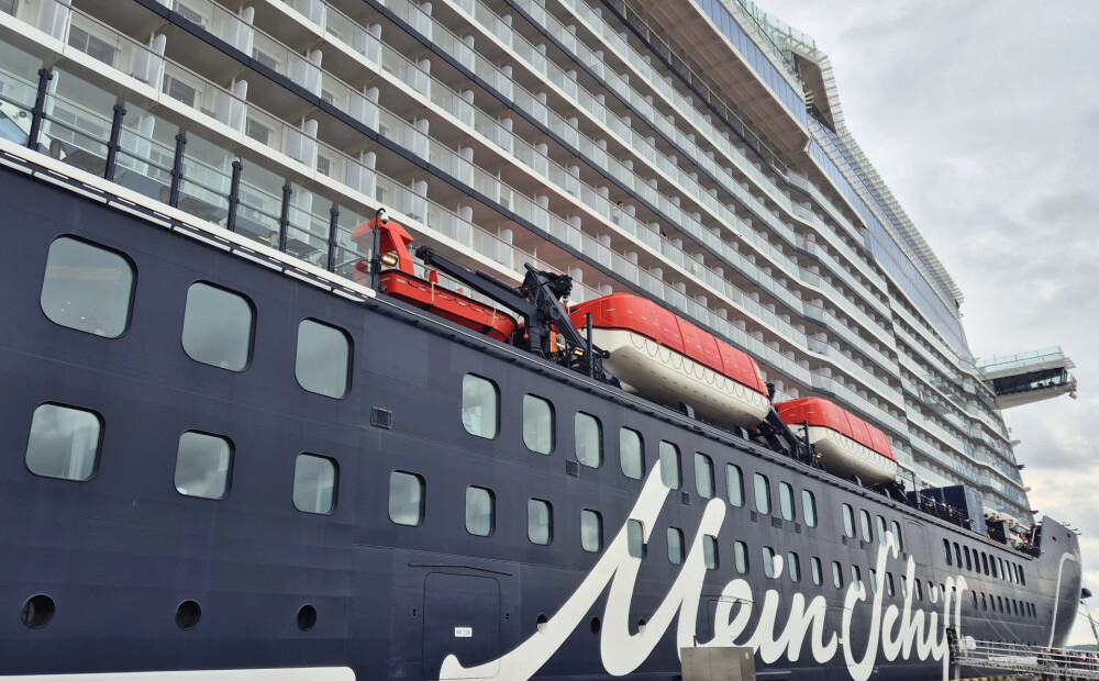 FOTO: Rīgas ostā sagaida 333 metru garo Mein Schiff Relax – lielāko kruīza kuģi ostas vēsturē