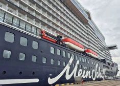 FOTO: Rīgas ostā sagaida 333 metru garo Mein Schiff Relax – lielāko kruīza kuģi ostas vēsturē