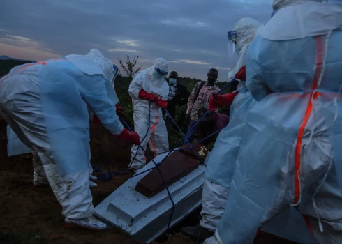 No Ebolas vīrusa mirušā apbedīšana Kongo DR.