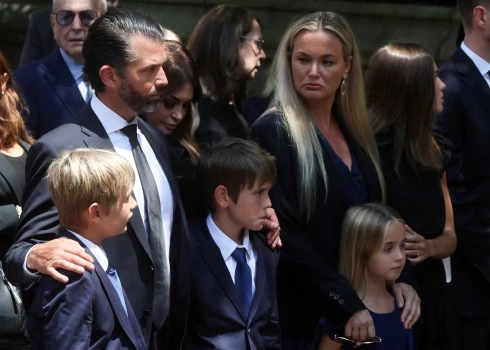 Vanesa Trampa kopā ar bijušo vīru Donaldu Trampu junioru un bērniem savas bijušās sievasmātes Ivanas Trampas bērēs 2022. gadā.
