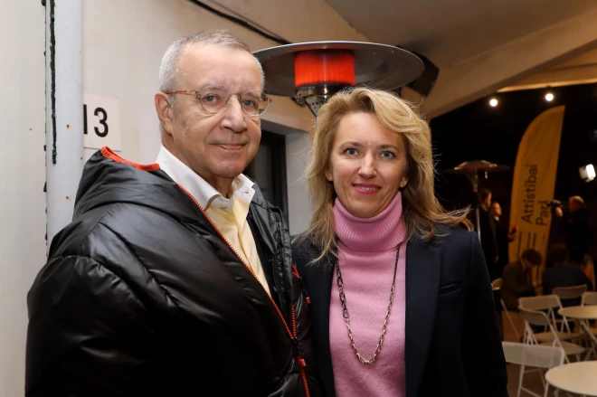 Tomass Hendriks Ilvess un Ieva Ilvesa iepazinās laikā, kad Ilvess vēl bija Igaunijas prezidents, bet Ieva strādāja digitālās drošības un komunikācijas jomā. 2016. gada sākumā pāris apprecējās un Ieva kļuva par Igaunijas pirmo lēdiju.