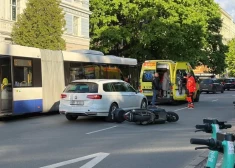 Rīgas centrā motocikla un automašīnas sadursme. VIDEO