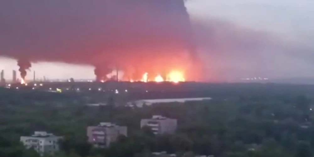 Ukrainas regulārie dronu uzbrukumi Krievijas naftas pārstrādes rūpnīcām ir devuši smagu triecienu agresores vienai no galvenajām ekonomikas nozarēm.