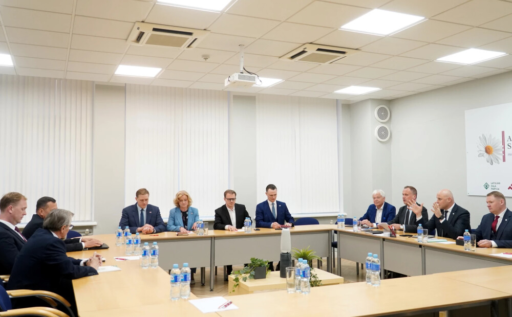 Politiķi sarunas par valdības deklarāciju sola turpināt arī brīvdienās