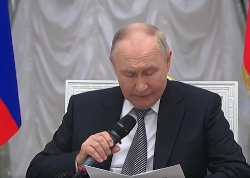 Krievijas diktators Vladimirs Putins no lapiņas lasa aicinājumu Ukrainas armijai izbeigt triecienus pa Krievijas objektiem (ekrānuzņēmums no video)