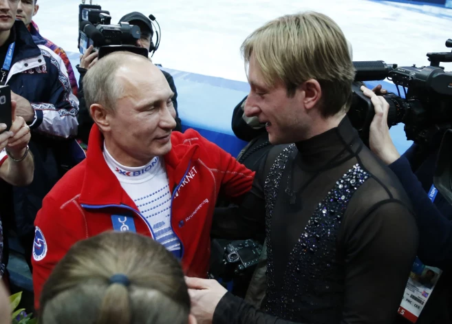 Владимир Путин поздравляет Евгения Плющенко с золотой медалью на зимних Олимпийских игр 2014 года в Сочи.