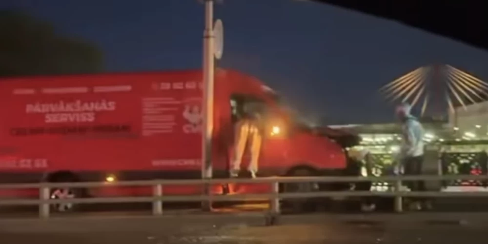Notikuma aculiecinieki stāsta, ka garāmbraucošie autovadītāji nekavējoties apstājušies un steigušies šoferim palīgā.