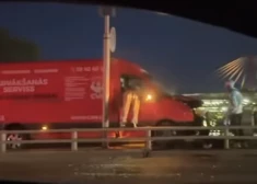 Jelgavā uz Driksas tilta avarējis mikroautobuss - garāmbraucošie autovadītāji nekavējoties steigušies palīgā. VIDEO