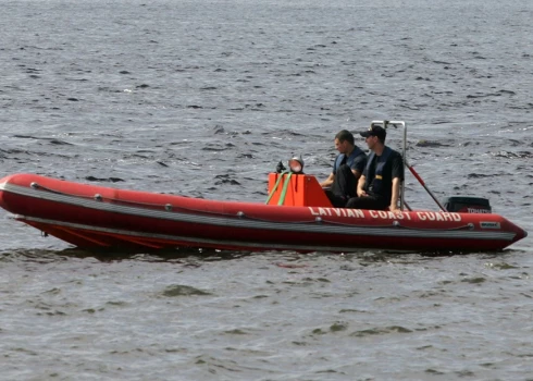Glābēji mirušo nodevuši Valsts policijas darbiniekiem.