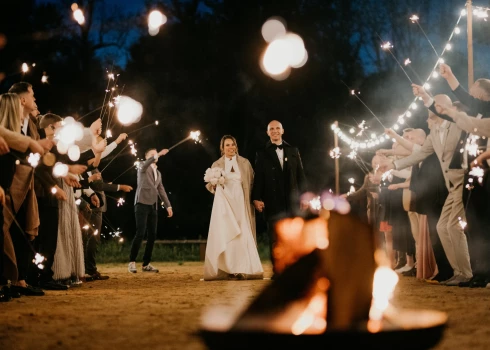 Pāris smej, ka 15. maijā daudzi Latvijā kāzas nesvinēja, jo visi labākie ceremoniju vadītāji (Mārtiņa kolēģi – aktieri) piedalījās Poču kāzās.