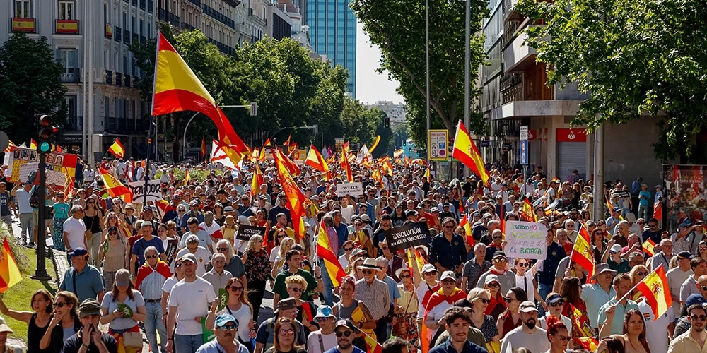 Sabiedrības sašutumu izraisījuši nerimstošie korupcijas skandāli sociālistu līderim Sančesam pietuvinātajās aprindās.