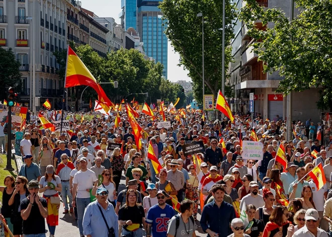 Sabiedrības sašutumu izraisījuši nerimstošie korupcijas skandāli sociālistu līderim Sančesam pietuvinātajās aprindās.
