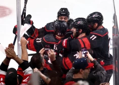 "Hurricanes" uzvar pagarinājumā un izlīdzina rezultātu sērijā ar "Canadiens"