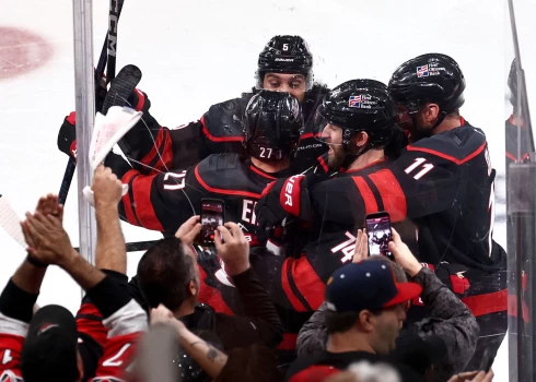 Komandas biedri sveic Nikolaju Ēlersu (#27) ar gūtajiem uzvaras vārtiem.