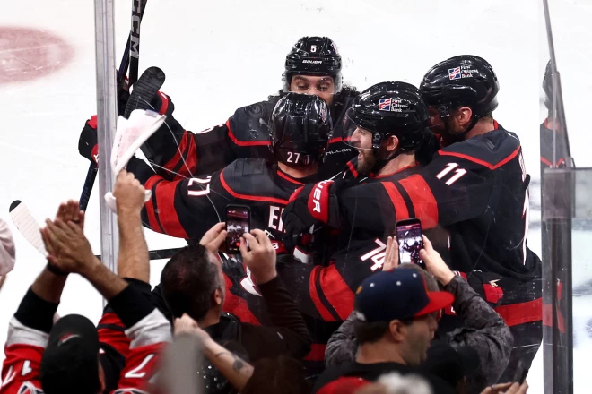 Komandas biedri sveic Nikolaju Ēlersu (#27) ar gūtajiem uzvaras vārtiem.