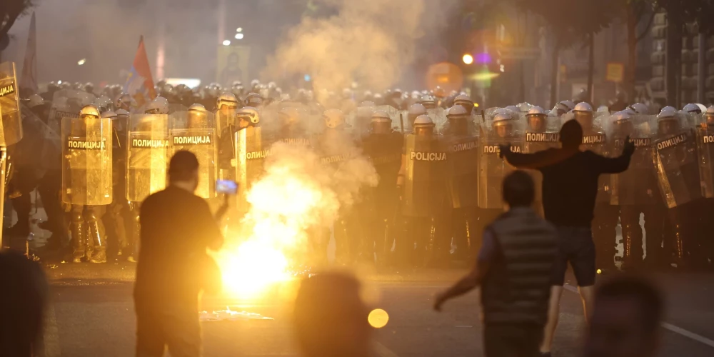Pēc demonstrācijas beigām sestdienas vakarā izcēlās sadursmes starp protestētājiem un policiju.