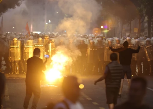 Pēc demonstrācijas beigām sestdienas vakarā izcēlās sadursmes starp protestētājiem un policiju.