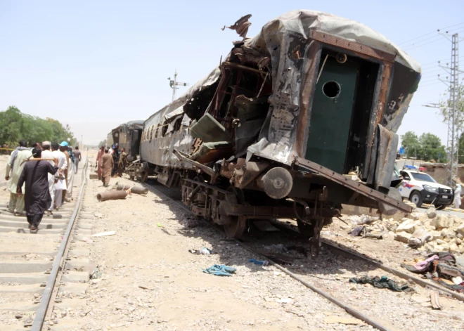 VIDEO: Pakistānā pašnāvnieks ar mīnētu auto ietriecas vilcienā; daudz nogalināto un cietušo