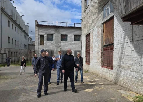 Jelgavas pilsētas vadība piektdien, 22. maijā, slēgtajā Jelgavas cietumā sprieda par tā nākotnes izmantošanas iespējām.