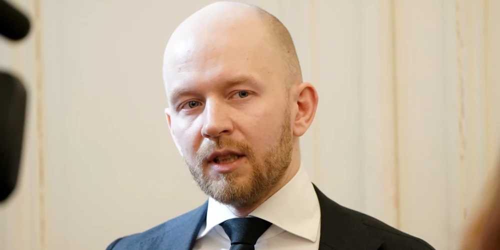 После публикации декларации депутата Сейма Андриса Шуваева в соцсетях началось обсуждение указанной в ней пенсионной выплаты.