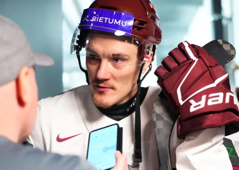 Latvijas hokeja izlases spēlētājs Kristaps Zīle pēc 2026. gada pasaules hokeja čempionāta spēles starp Latvijas un Lielbritānijas valstsvienībām "Swiss Life" arēnā Cīrihē.