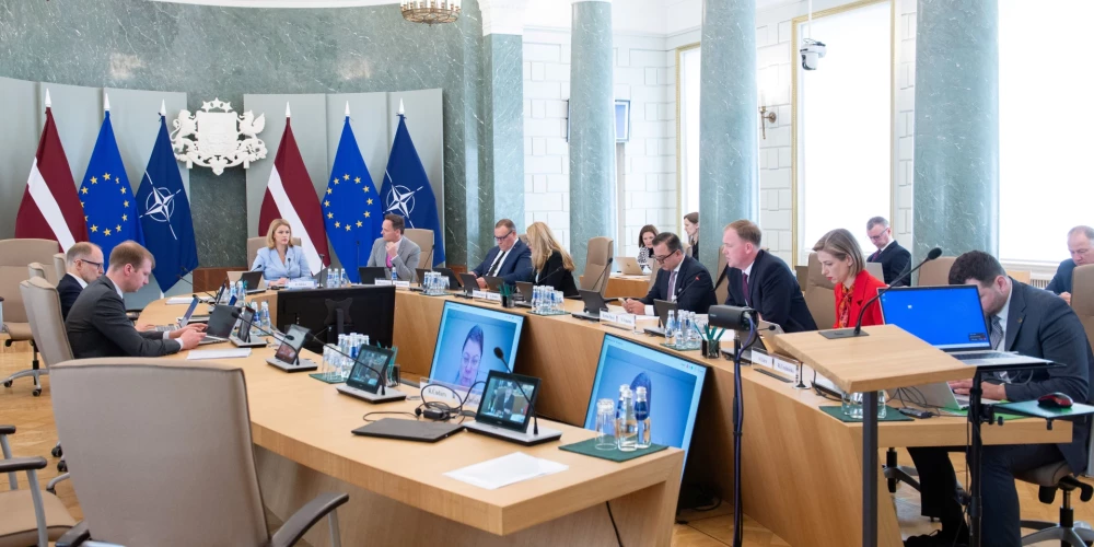 Ministru kabinets pērn strādājis čakli. Tikai diviem no 15 valdības locekļiem alga nepārsniedza 110 000.